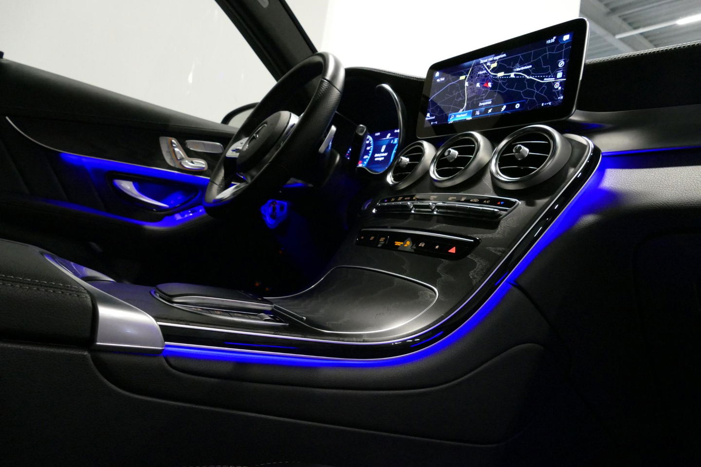 Mercedes-Benz GLC 300e 4MATIC AMG Line / Panamericana Grille / Panoramadak / Elektr. verstelbare voorstoelen + memory / Apple Carplay - Android Auto / Sfeerverlichting / Rondomzichtcamera / MANUFAKTUR kleur / Elektr. wegklapbare trekhaak / 21'' LMV / Keyless / LED High Per