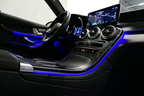Mercedes-Benz GLC 300e 4MATIC AMG Line / Panamericana Grille / Panoramadak / Elektr. verstelbare voorstoelen + memory / Apple Carplay - Android Auto / Sfeerverlichting / Rondomzichtcamera / MANUFAKTUR kleur / Elektr. wegklapbare trekhaak / 21'' LMV / Keyless / LED High Per
