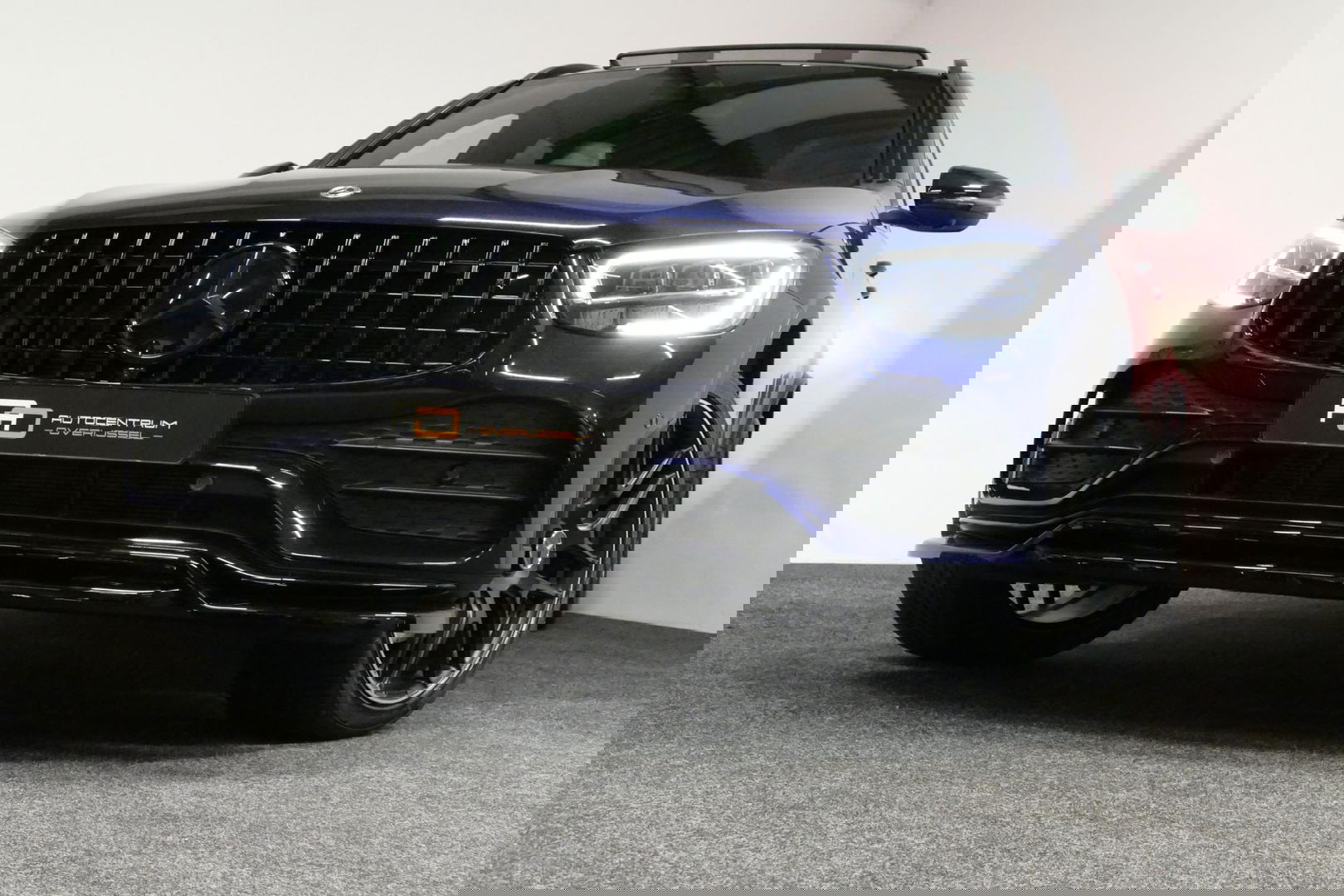 Mercedes-Benz GLC 300e 4MATIC AMG Line / Panamericana Grille / Panoramadak / Elektr. verstelbare voorstoelen + memory / Apple Carplay - Android Auto / Sfeerverlichting / Rondomzichtcamera / MANUFAKTUR kleur / Elektr. wegklapbare trekhaak / 21'' LMV / Keyless / LED High Per