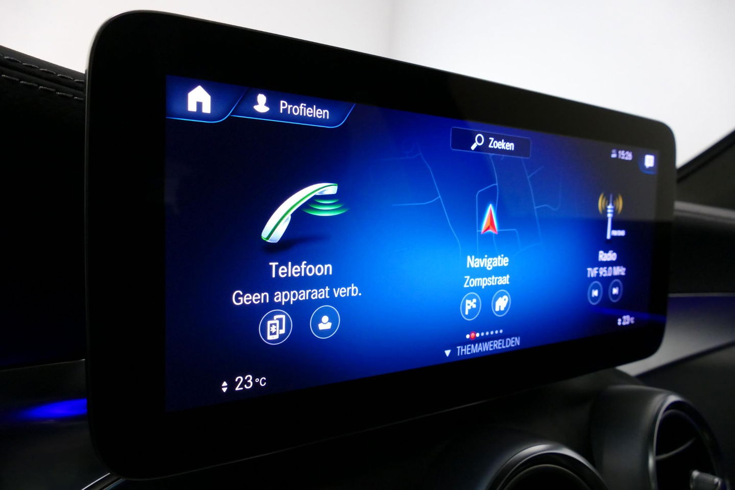 Mercedes-Benz GLC 300e 4MATIC AMG Line / Panamericana Grille / Panoramadak / Elektr. verstelbare voorstoelen + memory / Apple Carplay - Android Auto / Sfeerverlichting / Rondomzichtcamera / MANUFAKTUR kleur / Elektr. wegklapbare trekhaak / 21'' LMV / Keyless / LED High Per