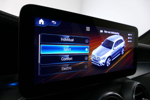Mercedes-Benz GLC 300e 4MATIC AMG Line / Panamericana Grille / Panoramadak / Elektr. verstelbare voorstoelen + memory / Apple Carplay - Android Auto / Sfeerverlichting / Rondomzichtcamera / MANUFAKTUR kleur / Elektr. wegklapbare trekhaak / 21'' LMV / Keyless / LED High Per