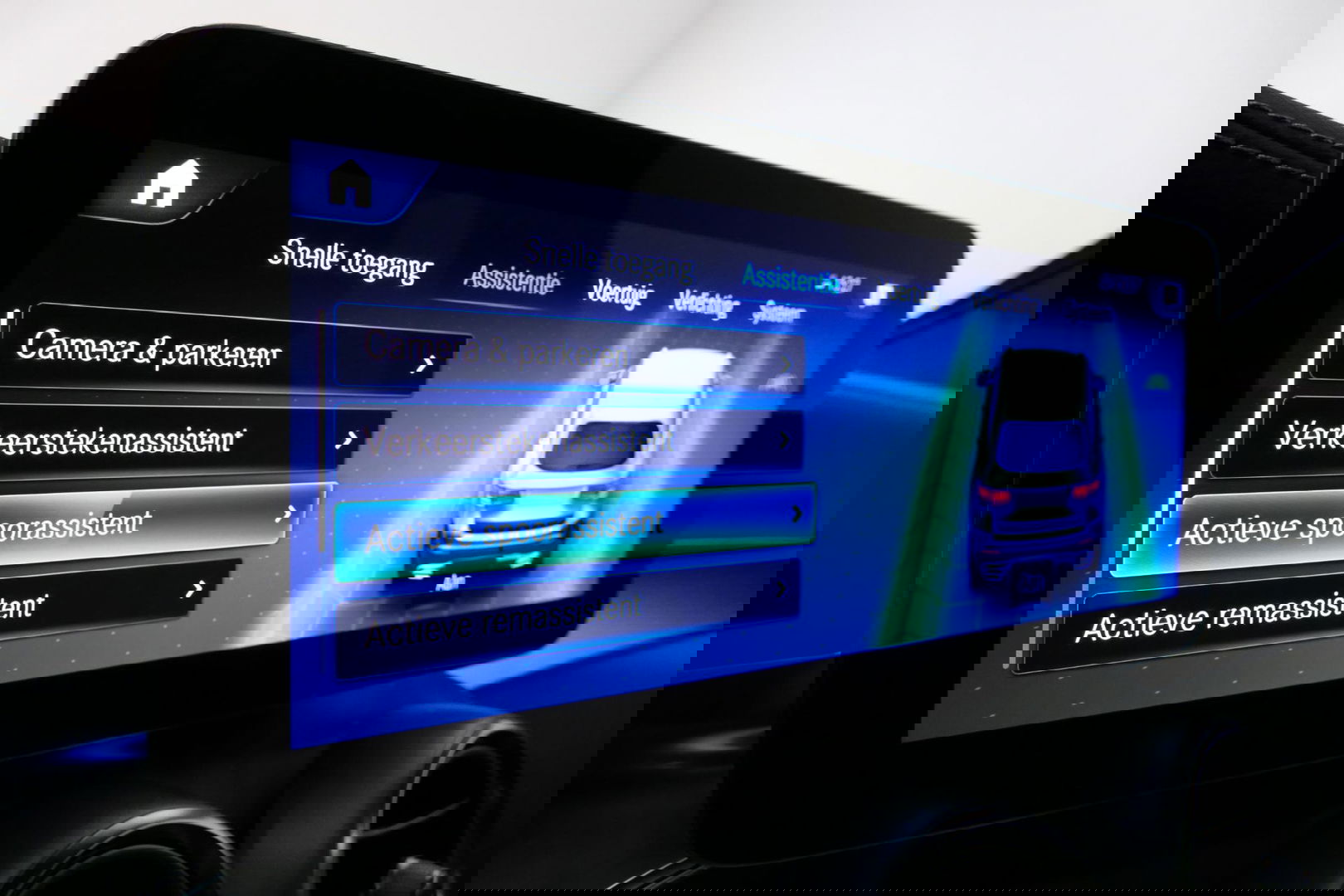 Mercedes-Benz GLC 300e 4MATIC AMG Line / Panamericana Grille / Panoramadak / Elektr. verstelbare voorstoelen + memory / Apple Carplay - Android Auto / Sfeerverlichting / Rondomzichtcamera / MANUFAKTUR kleur / Elektr. wegklapbare trekhaak / 21'' LMV / Keyless / LED High Per