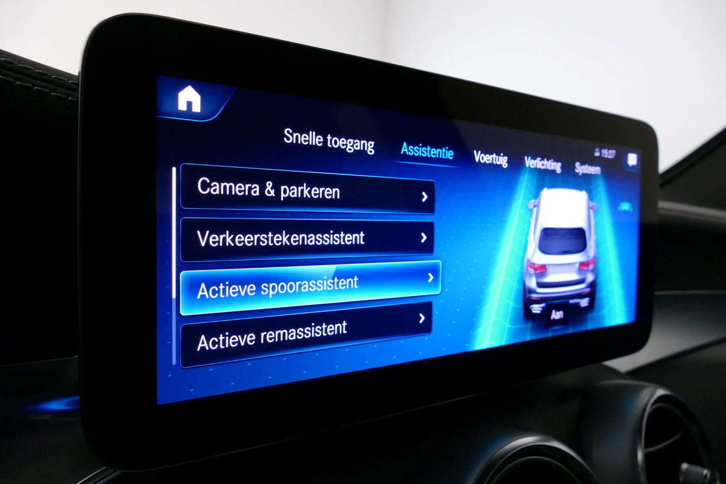 Mercedes-Benz GLC 300e 4MATIC AMG Line / Panamericana Grille / Panoramadak / Elektr. verstelbare voorstoelen + memory / Apple Carplay - Android Auto / Sfeerverlichting / Rondomzichtcamera / MANUFAKTUR kleur / Elektr. wegklapbare trekhaak / 21'' LMV / Keyless / LED High Per