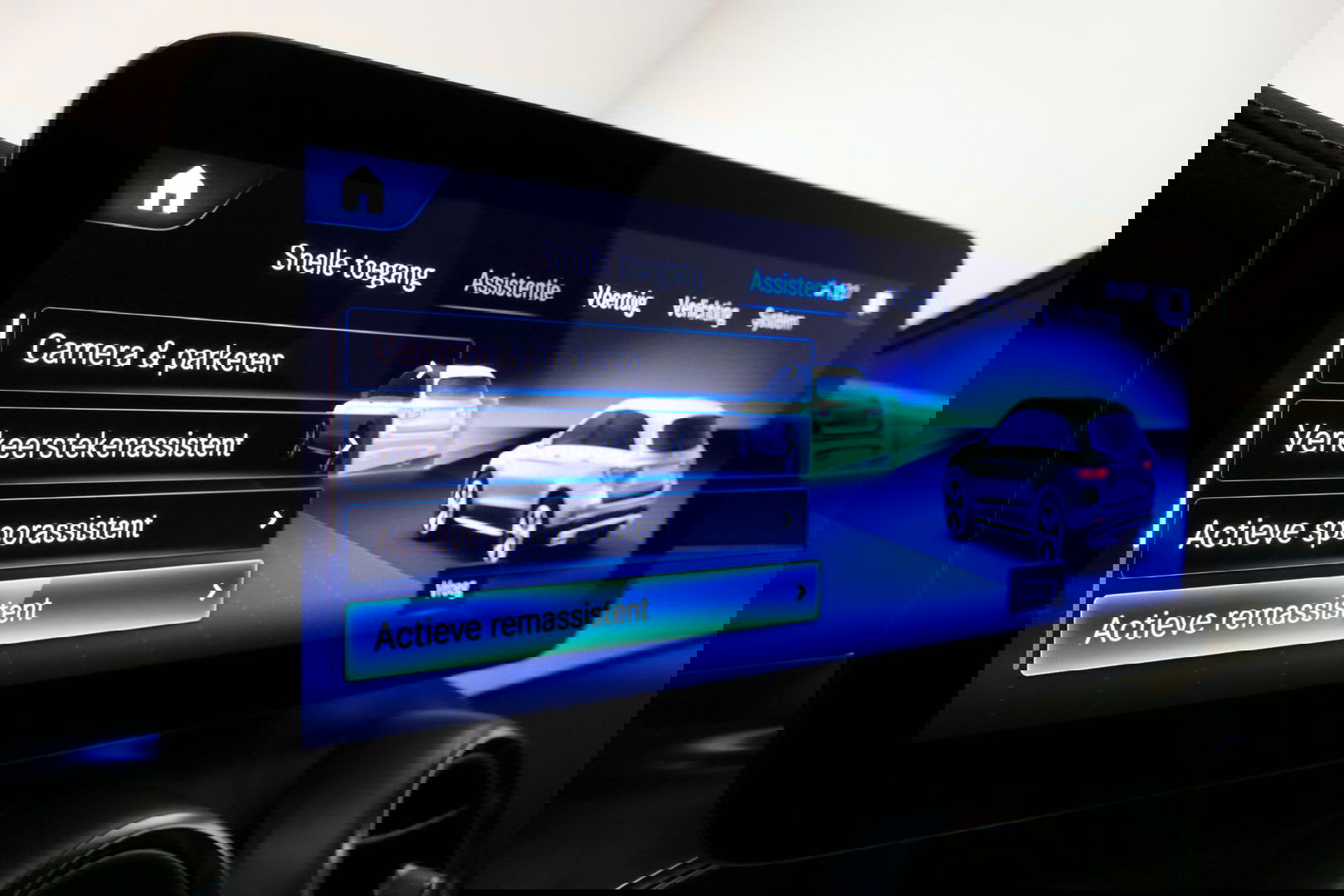 Mercedes-Benz GLC 300e 4MATIC AMG Line / Panamericana Grille / Panoramadak / Elektr. verstelbare voorstoelen + memory / Apple Carplay - Android Auto / Sfeerverlichting / Rondomzichtcamera / MANUFAKTUR kleur / Elektr. wegklapbare trekhaak / 21'' LMV / Keyless / LED High Per