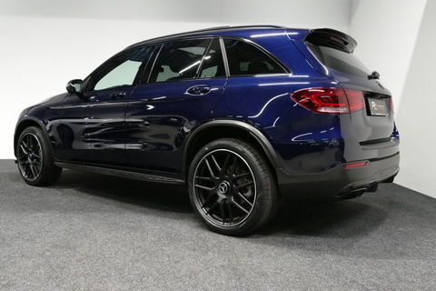 Mercedes-Benz GLC 300e 4MATIC AMG Line / Panamericana Grille / Panoramadak / Elektr. verstelbare voorstoelen + memory / Apple Carplay - Android Auto / Sfeerverlichting / Rondomzichtcamera / MANUFAKTUR kleur / Elektr. wegklapbare trekhaak / 21'' LMV / Keyless / LED High Per