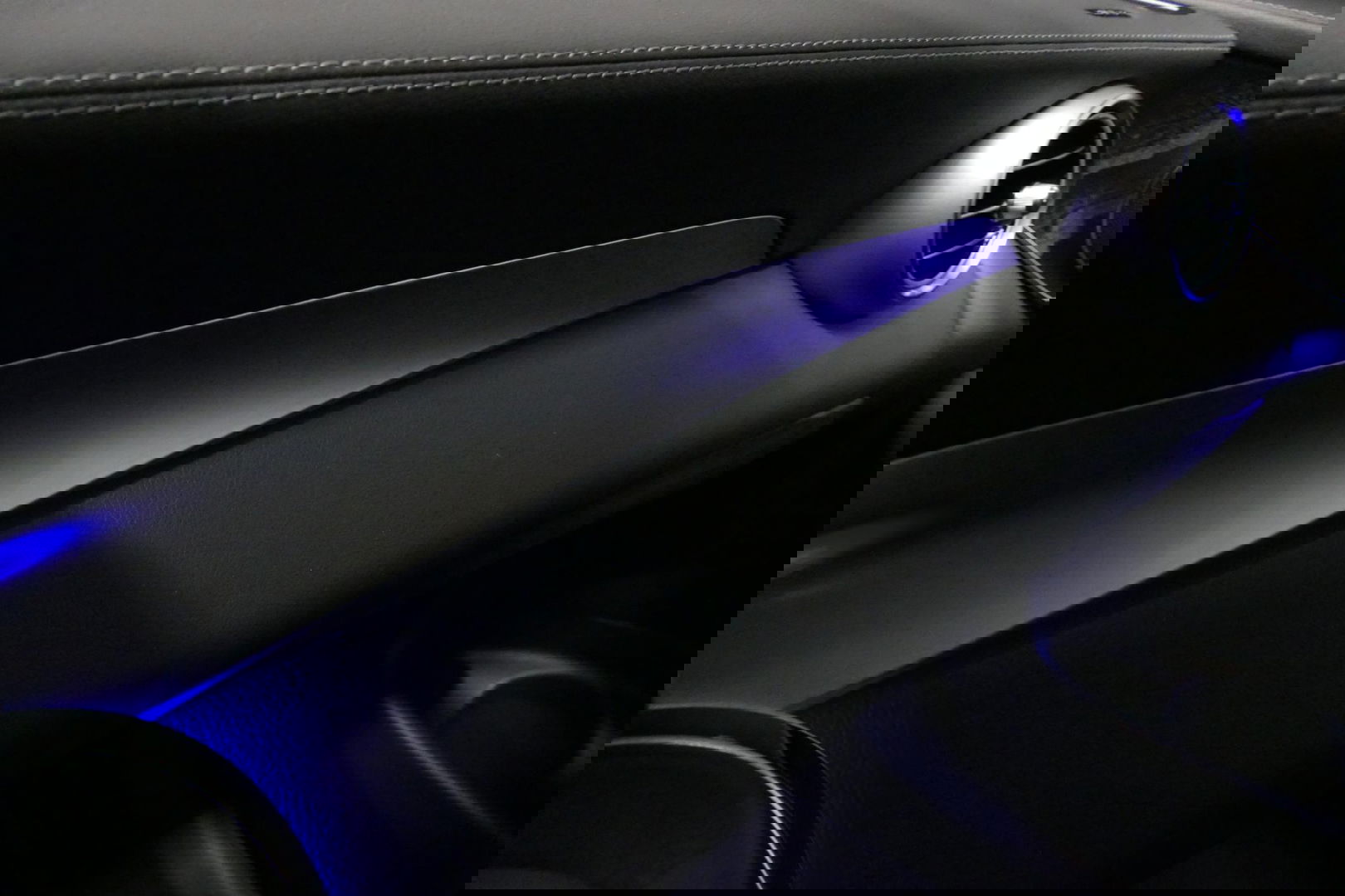 Mercedes-Benz GLC 300e 4MATIC AMG Line / Panamericana Grille / Panoramadak / Elektr. verstelbare voorstoelen + memory / Apple Carplay - Android Auto / Sfeerverlichting / Rondomzichtcamera / MANUFAKTUR kleur / Elektr. wegklapbare trekhaak / 21'' LMV / Keyless / LED High Per