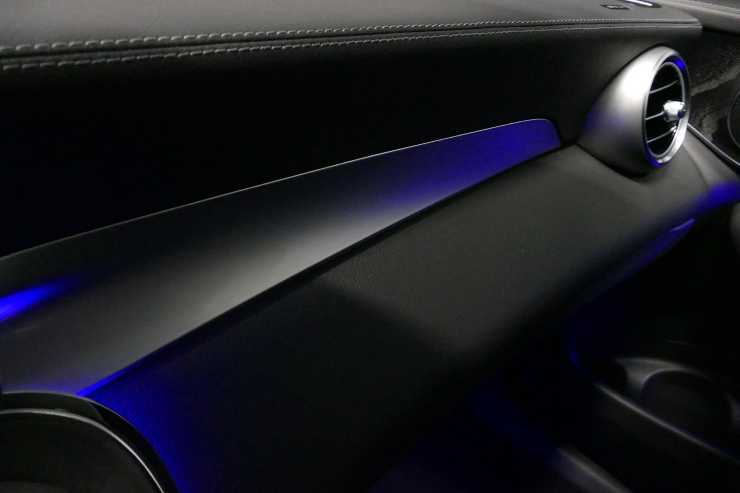 Mercedes-Benz GLC 300e 4MATIC AMG Line / Panamericana Grille / Panoramadak / Elektr. verstelbare voorstoelen + memory / Apple Carplay - Android Auto / Sfeerverlichting / Rondomzichtcamera / MANUFAKTUR kleur / Elektr. wegklapbare trekhaak / 21'' LMV / Keyless / LED High Per