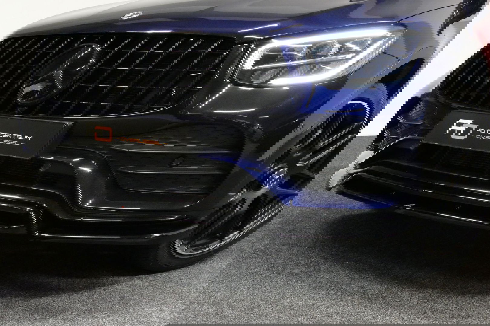 Mercedes-Benz GLC 300e 4MATIC AMG Line / Panamericana Grille / Panoramadak / Elektr. verstelbare voorstoelen + memory / Apple Carplay - Android Auto / Sfeerverlichting / Rondomzichtcamera / MANUFAKTUR kleur / Elektr. wegklapbare trekhaak / 21'' LMV / Keyless / LED High Per