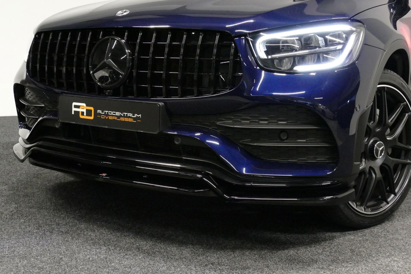Mercedes-Benz GLC 300e 4MATIC AMG Line / Panamericana Grille / Panoramadak / Elektr. verstelbare voorstoelen + memory / Apple Carplay - Android Auto / Sfeerverlichting / Rondomzichtcamera / MANUFAKTUR kleur / Elektr. wegklapbare trekhaak / 21'' LMV / Keyless / LED High Per