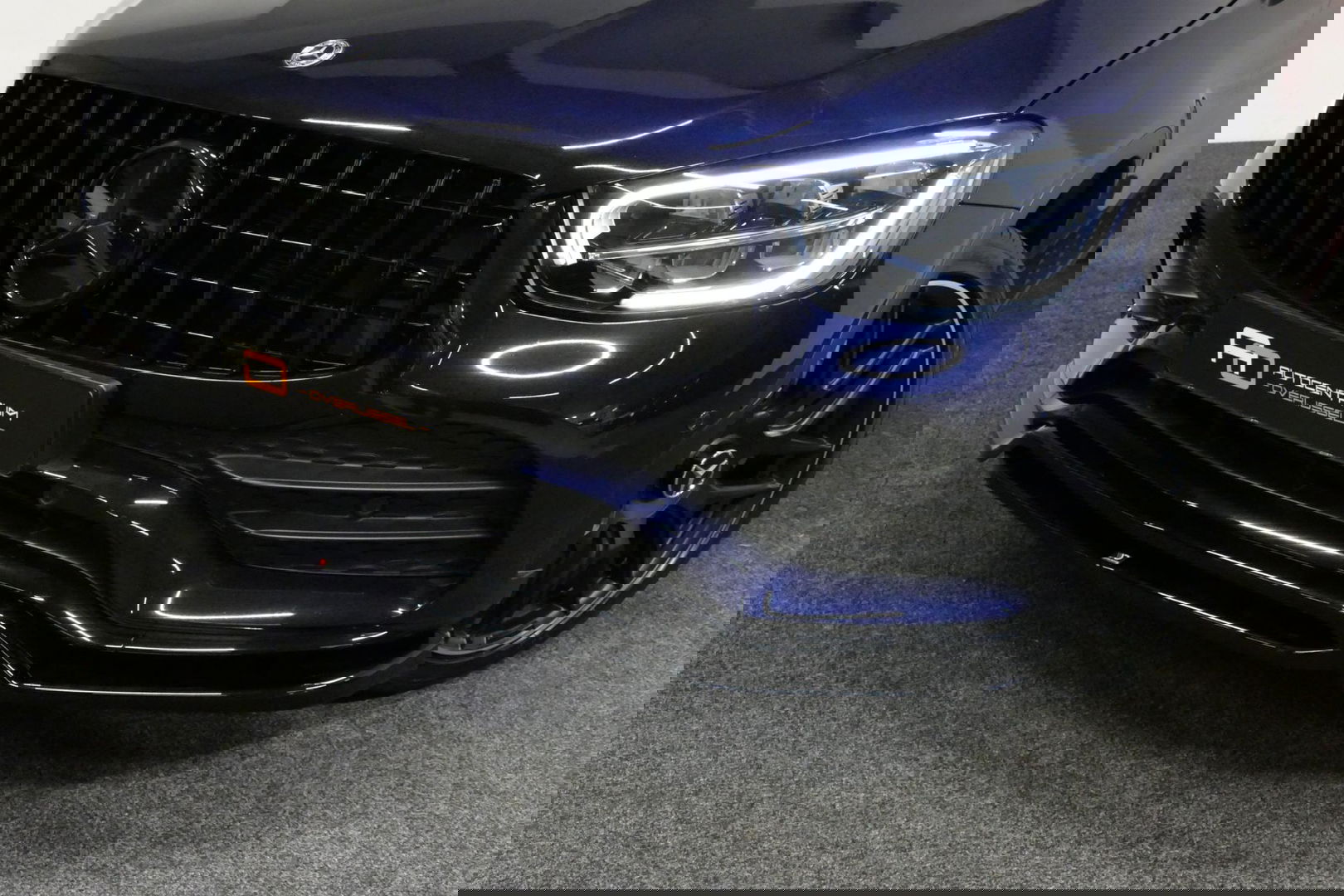 Mercedes-Benz GLC 300e 4MATIC AMG Line / Panamericana Grille / Panoramadak / Elektr. verstelbare voorstoelen + memory / Apple Carplay - Android Auto / Sfeerverlichting / Rondomzichtcamera / MANUFAKTUR kleur / Elektr. wegklapbare trekhaak / 21'' LMV / Keyless / LED High Per