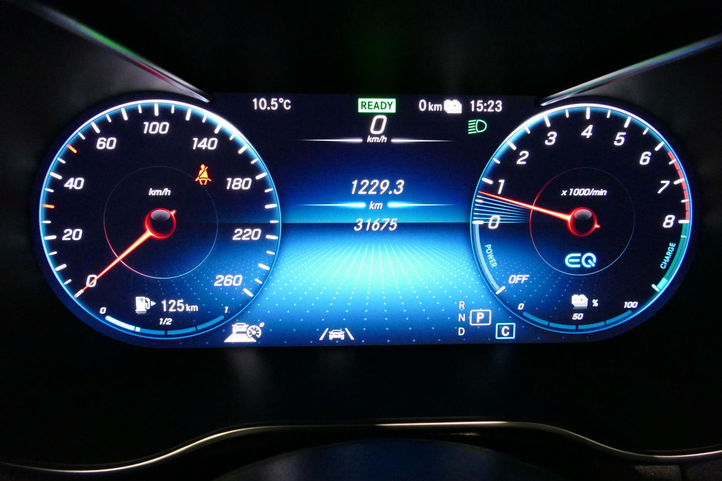 Mercedes-Benz GLC 300e 4MATIC AMG Line / Panamericana Grille / Panoramadak / Elektr. verstelbare voorstoelen + memory / Apple Carplay - Android Auto / Sfeerverlichting / Rondomzichtcamera / MANUFAKTUR kleur / Elektr. wegklapbare trekhaak / 21'' LMV / Keyless / LED High Per