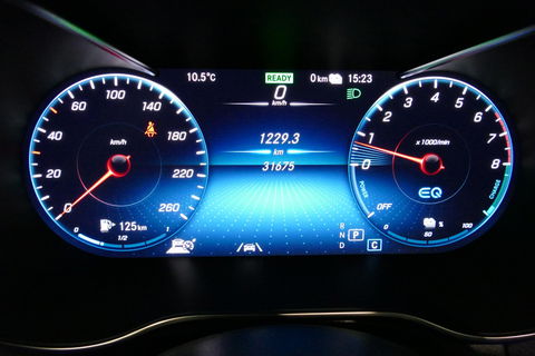 Mercedes-Benz GLC 300e 4MATIC AMG Line / Panamericana Grille / Panoramadak / Elektr. verstelbare voorstoelen + memory / Apple Carplay - Android Auto / Sfeerverlichting / Rondomzichtcamera / MANUFAKTUR kleur / Elektr. wegklapbare trekhaak / 21'' LMV / Keyless / LED High Per