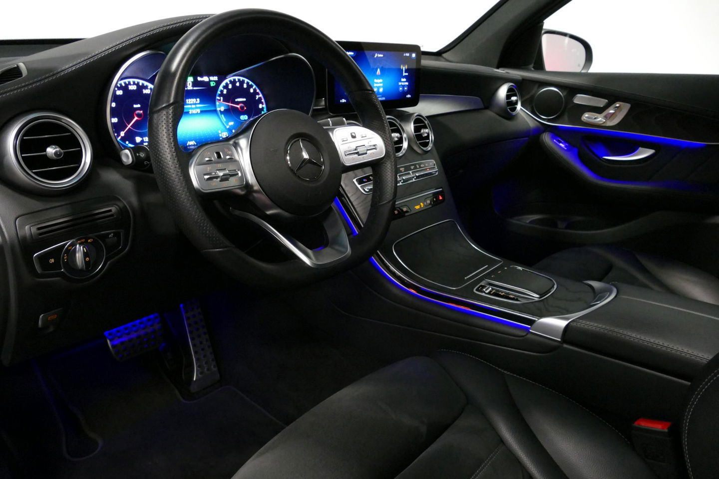 Mercedes-Benz GLC 300e 4MATIC AMG Line / Panamericana Grille / Panoramadak / Elektr. verstelbare voorstoelen + memory / Apple Carplay - Android Auto / Sfeerverlichting / Rondomzichtcamera / MANUFAKTUR kleur / Elektr. wegklapbare trekhaak / 21'' LMV / Keyless / LED High Per