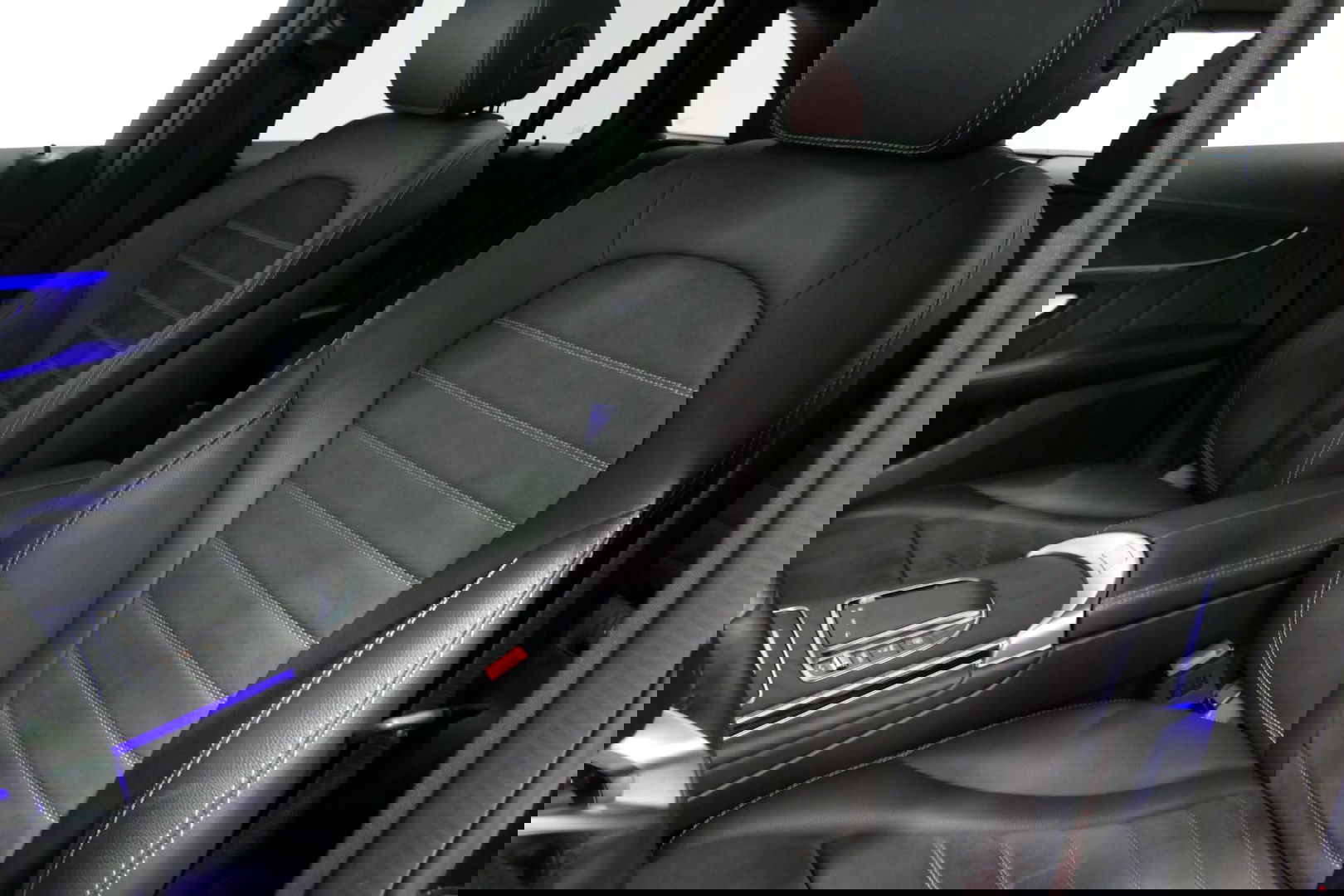 Mercedes-Benz GLC 300e 4MATIC AMG Line / Panamericana Grille / Panoramadak / Elektr. verstelbare voorstoelen + memory / Apple Carplay - Android Auto / Sfeerverlichting / Rondomzichtcamera / MANUFAKTUR kleur / Elektr. wegklapbare trekhaak / 21'' LMV / Keyless / LED High Per