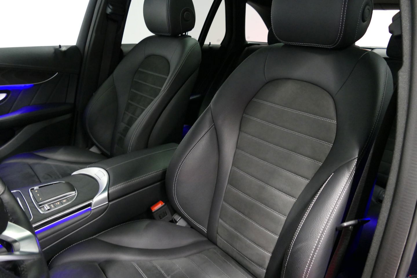 Mercedes-Benz GLC 300e 4MATIC AMG Line / Panamericana Grille / Panoramadak / Elektr. verstelbare voorstoelen + memory / Apple Carplay - Android Auto / Sfeerverlichting / Rondomzichtcamera / MANUFAKTUR kleur / Elektr. wegklapbare trekhaak / 21'' LMV / Keyless / LED High Per