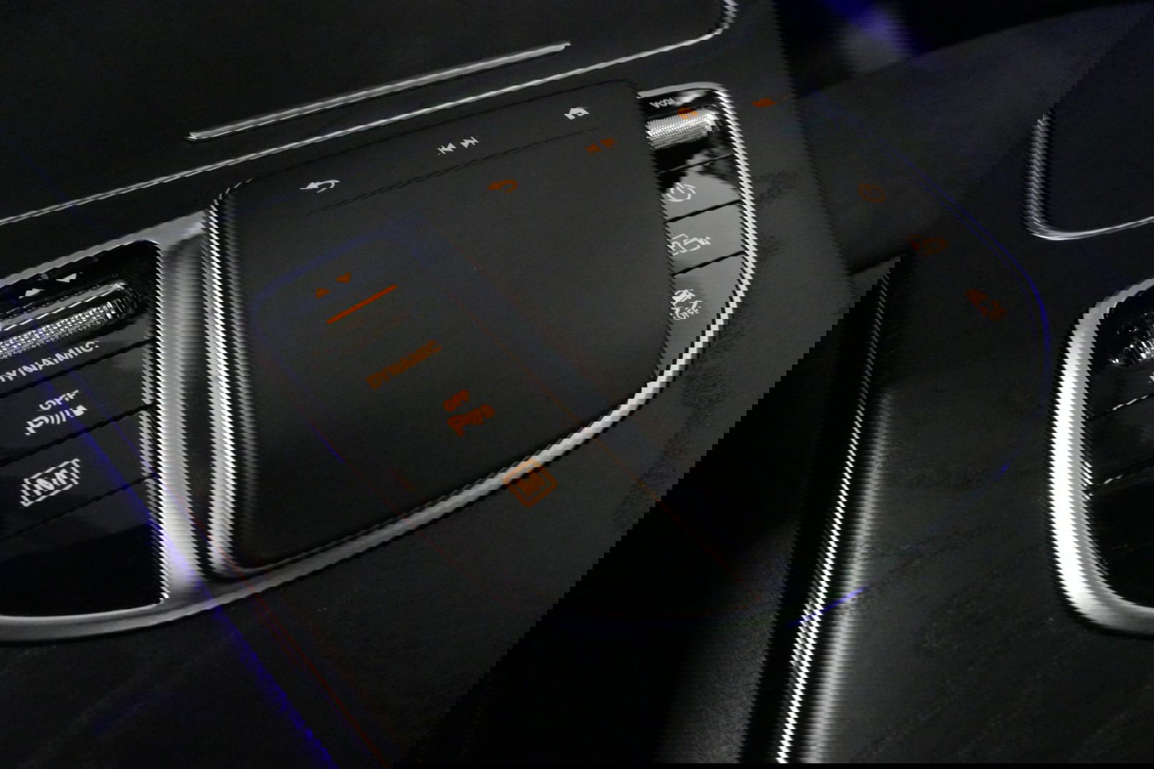 Mercedes-Benz GLC 300e 4MATIC AMG Line / Panamericana Grille / Panoramadak / Elektr. verstelbare voorstoelen + memory / Apple Carplay - Android Auto / Sfeerverlichting / Rondomzichtcamera / MANUFAKTUR kleur / Elektr. wegklapbare trekhaak / 21'' LMV / Keyless / LED High Per