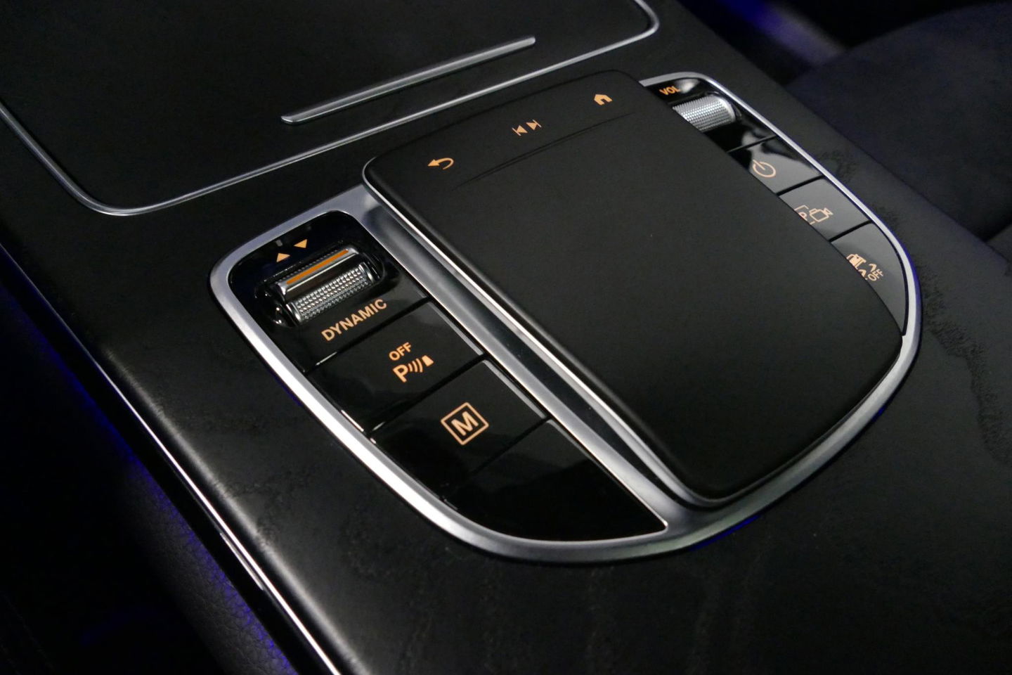 Mercedes-Benz GLC 300e 4MATIC AMG Line / Panamericana Grille / Panoramadak / Elektr. verstelbare voorstoelen + memory / Apple Carplay - Android Auto / Sfeerverlichting / Rondomzichtcamera / MANUFAKTUR kleur / Elektr. wegklapbare trekhaak / 21'' LMV / Keyless / LED High Per