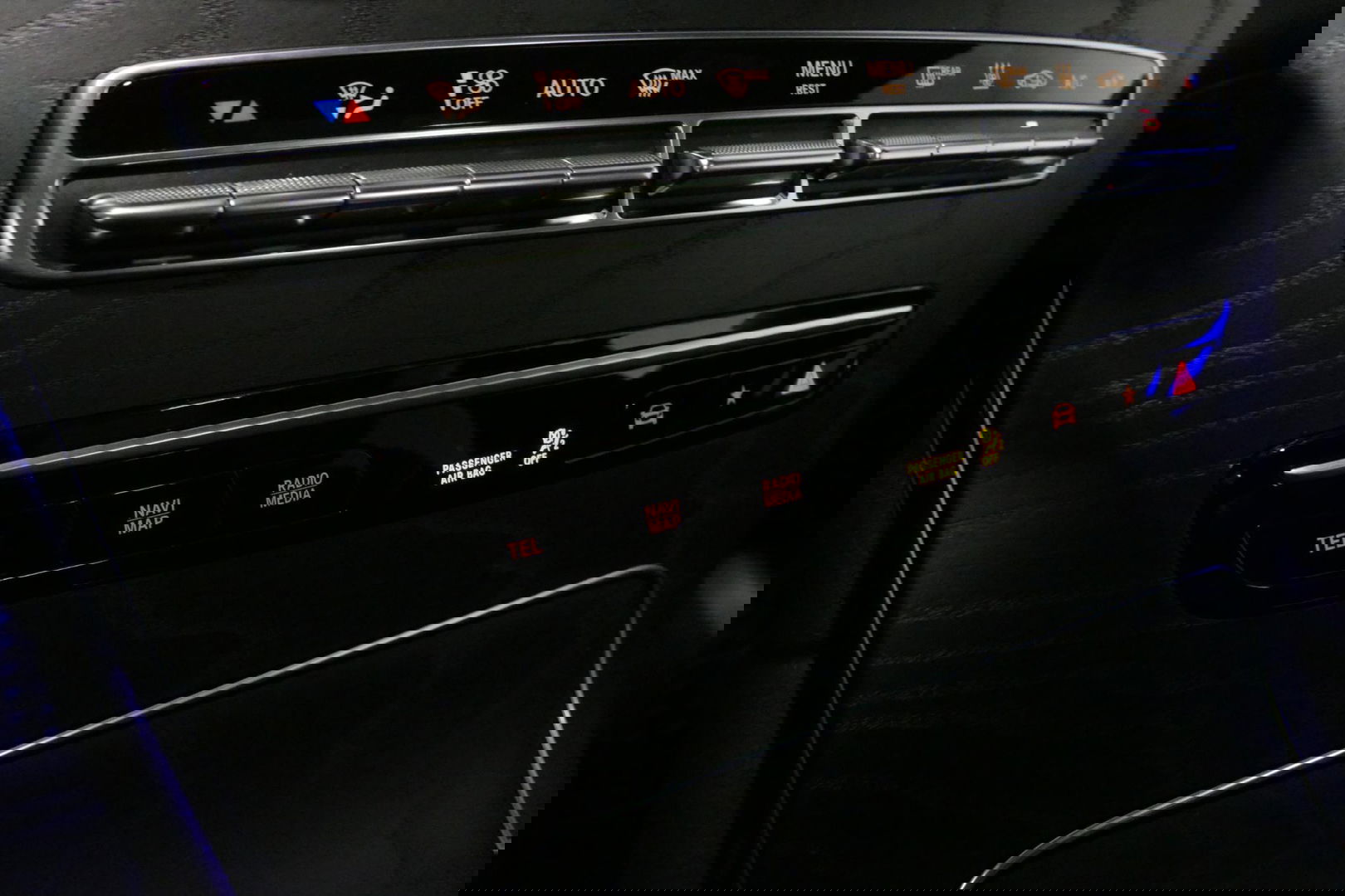 Mercedes-Benz GLC 300e 4MATIC AMG Line / Panamericana Grille / Panoramadak / Elektr. verstelbare voorstoelen + memory / Apple Carplay - Android Auto / Sfeerverlichting / Rondomzichtcamera / MANUFAKTUR kleur / Elektr. wegklapbare trekhaak / 21'' LMV / Keyless / LED High Per