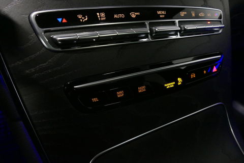 Mercedes-Benz GLC 300e 4MATIC AMG Line / Panamericana Grille / Panoramadak / Elektr. verstelbare voorstoelen + memory / Apple Carplay - Android Auto / Sfeerverlichting / Rondomzichtcamera / MANUFAKTUR kleur / Elektr. wegklapbare trekhaak / 21'' LMV / Keyless / LED High Per