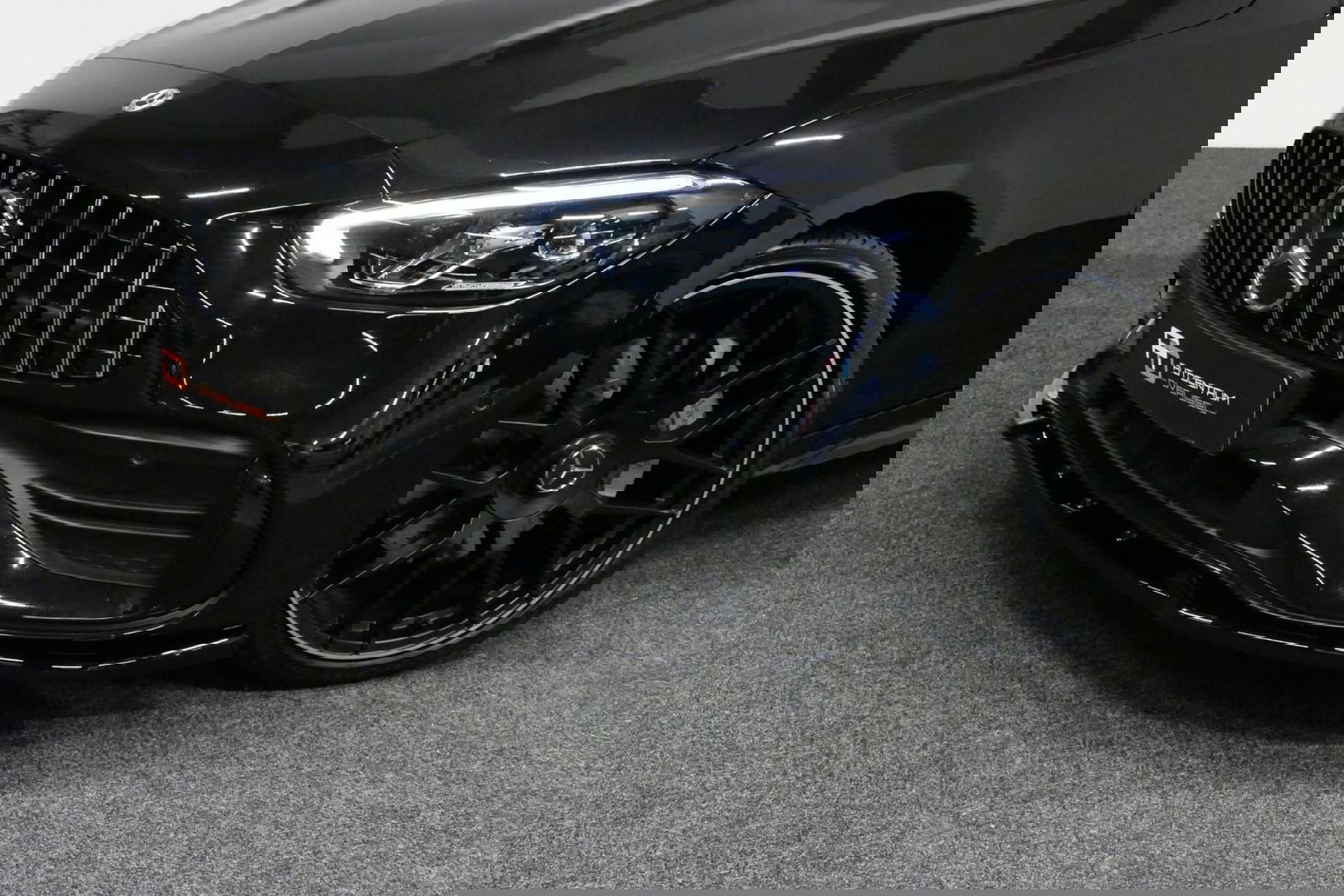 Mercedes-Benz C-Klasse 300 e AMG Line / C63s AMG Diffuser / Panamericana Grill / Panoramadak / Elektr. verstelbare voorstoelen + memory / Head-up Display / Ambienteverlichting Premium / Stoelverwarming / Apple Carplay - Android Auto / Rondomzichtcamera / 20'' LMV / LED High Per