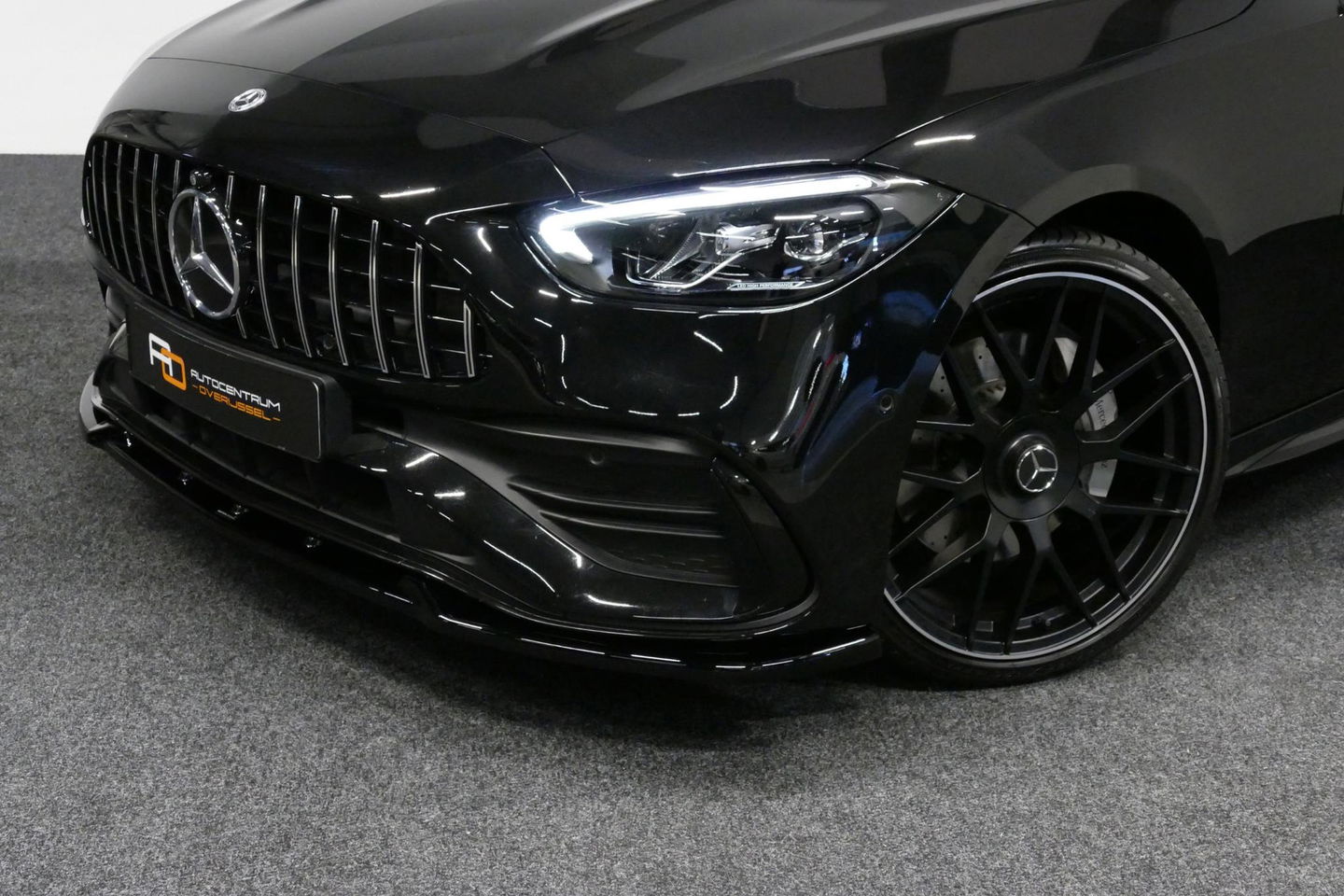 Mercedes-Benz C-Klasse 300 e AMG Line / C63s AMG Diffuser / Panamericana Grill / Panoramadak / Elektr. verstelbare voorstoelen + memory / Head-up Display / Ambienteverlichting Premium / Stoelverwarming / Apple Carplay - Android Auto / Rondomzichtcamera / 20'' LMV / LED High Per