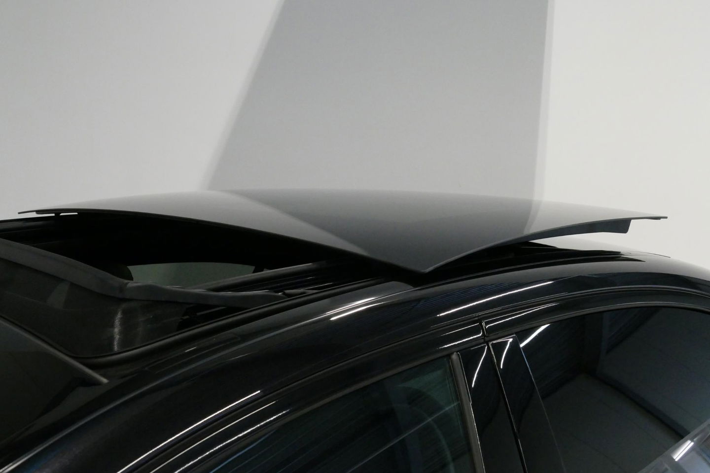 Mercedes-Benz C-Klasse 300 e AMG Line / C63s AMG Diffuser / Panamericana Grill / Panoramadak / Elektr. verstelbare voorstoelen + memory / Head-up Display / Ambienteverlichting Premium / Stoelverwarming / Apple Carplay - Android Auto / Rondomzichtcamera / 20'' LMV / LED High Per