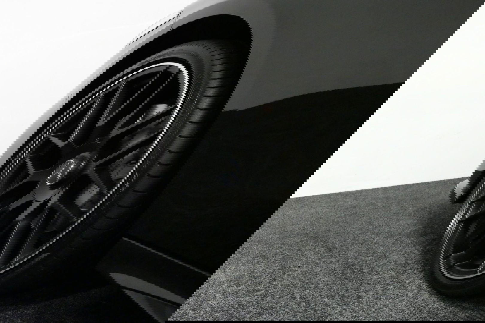 Mercedes-Benz C-Klasse 300 e AMG Line / C63s AMG Diffuser / Panamericana Grill / Panoramadak / Elektr. verstelbare voorstoelen + memory / Head-up Display / Ambienteverlichting Premium / Stoelverwarming / Apple Carplay - Android Auto / Rondomzichtcamera / 20'' LMV / LED High Per