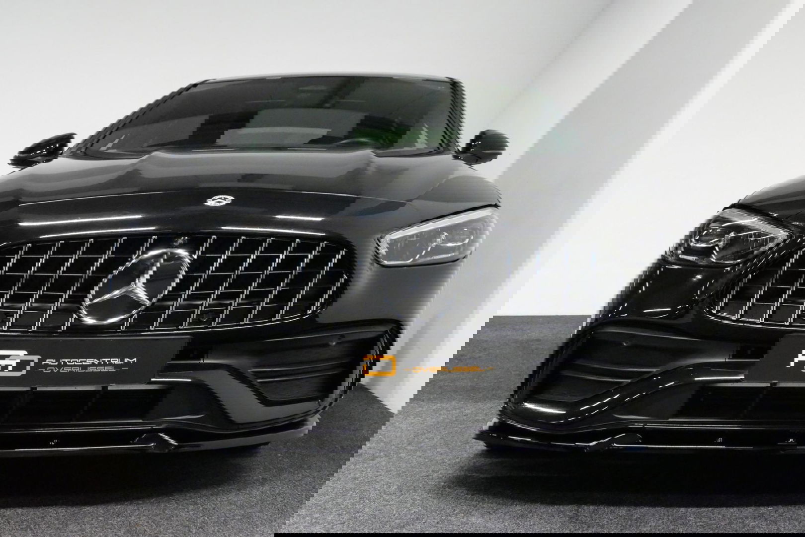 Mercedes-Benz C-Klasse 300 e AMG Line / C63s AMG Diffuser / Panamericana Grill / Panoramadak / Elektr. verstelbare voorstoelen + memory / Head-up Display / Ambienteverlichting Premium / Stoelverwarming / Apple Carplay - Android Auto / Rondomzichtcamera / 20'' LMV / LED High Per