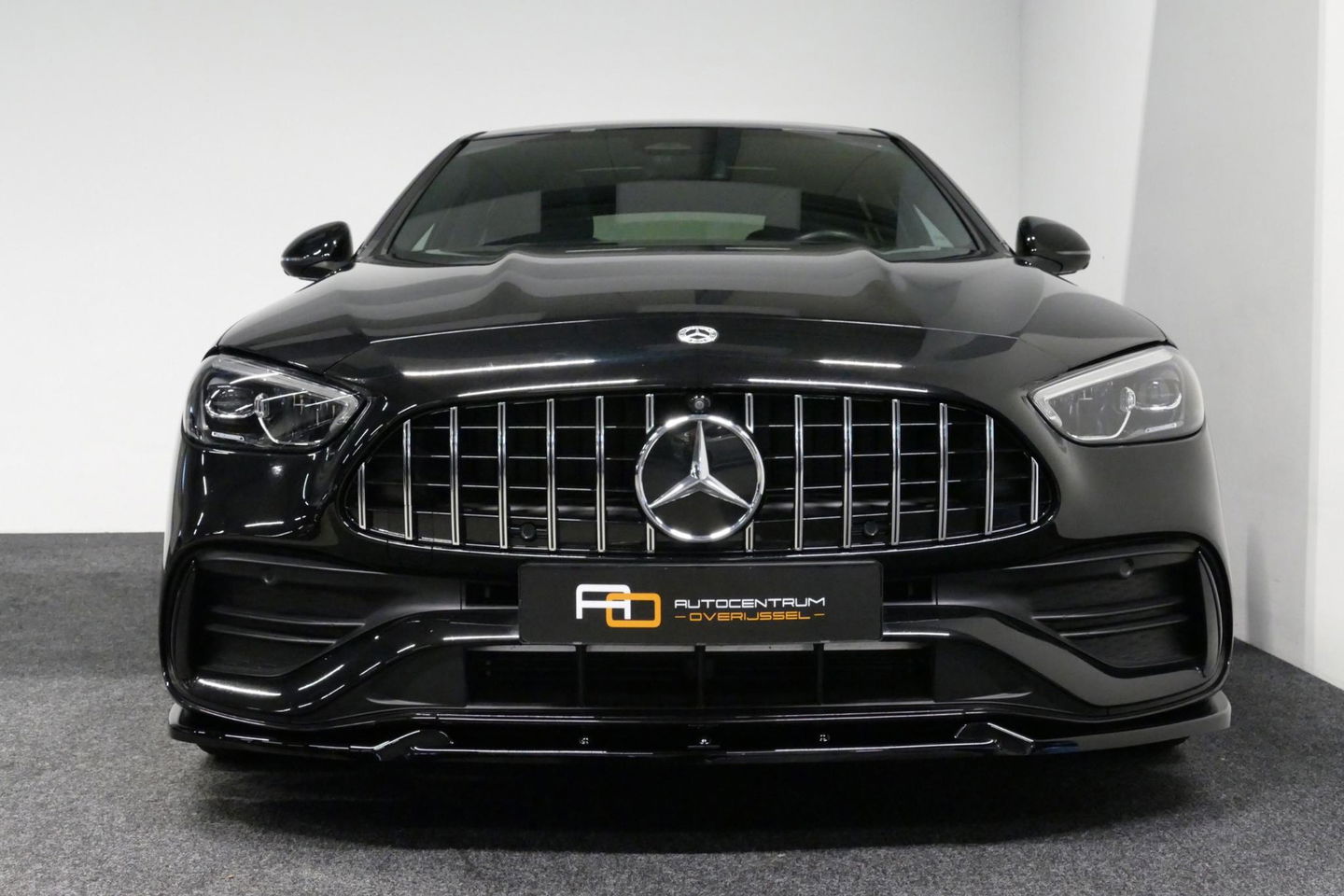 Mercedes-Benz C-Klasse 300 e AMG Line / C63s AMG Diffuser / Panamericana Grill / Panoramadak / Elektr. verstelbare voorstoelen + memory / Head-up Display / Ambienteverlichting Premium / Stoelverwarming / Apple Carplay - Android Auto / Rondomzichtcamera / 20'' LMV / LED High Per