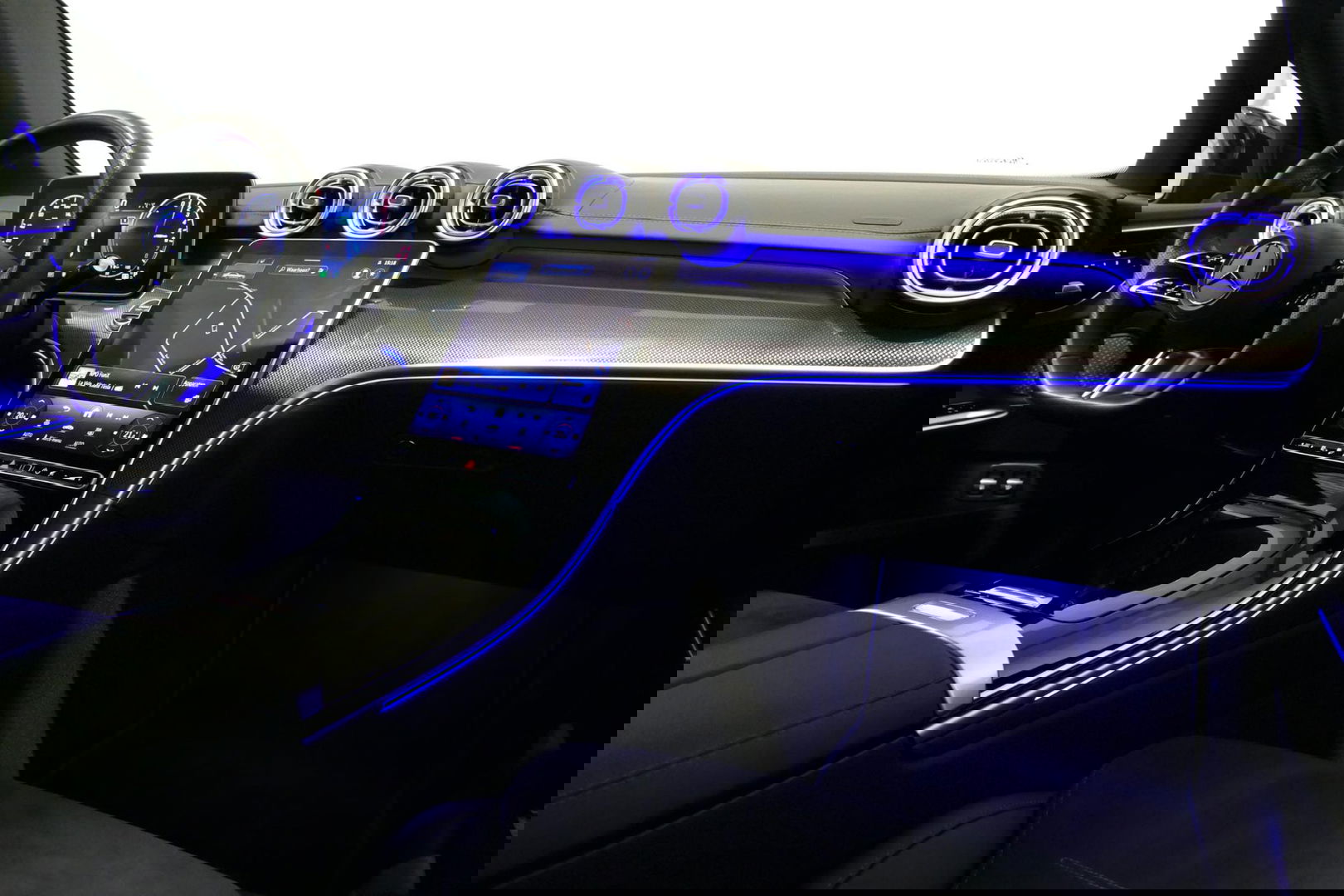 Mercedes-Benz C-Klasse 300 e AMG Line / C63s AMG Diffuser / Panamericana Grill / Panoramadak / Elektr. verstelbare voorstoelen + memory / Head-up Display / Ambienteverlichting Premium / Stoelverwarming / Apple Carplay - Android Auto / Rondomzichtcamera / 20'' LMV / LED High Per