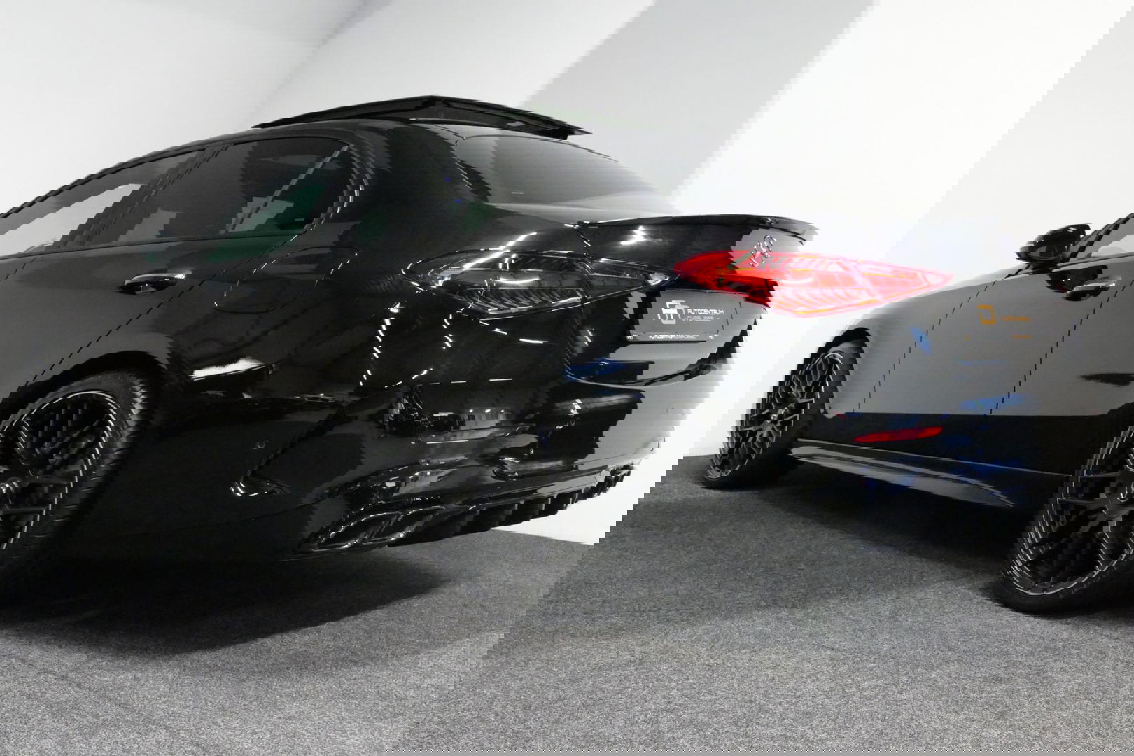 Mercedes-Benz C-Klasse 300 e AMG Line / C63s AMG Diffuser / Panamericana Grill / Panoramadak / Elektr. verstelbare voorstoelen + memory / Head-up Display / Ambienteverlichting Premium / Stoelverwarming / Apple Carplay - Android Auto / Rondomzichtcamera / 20'' LMV / LED High Per