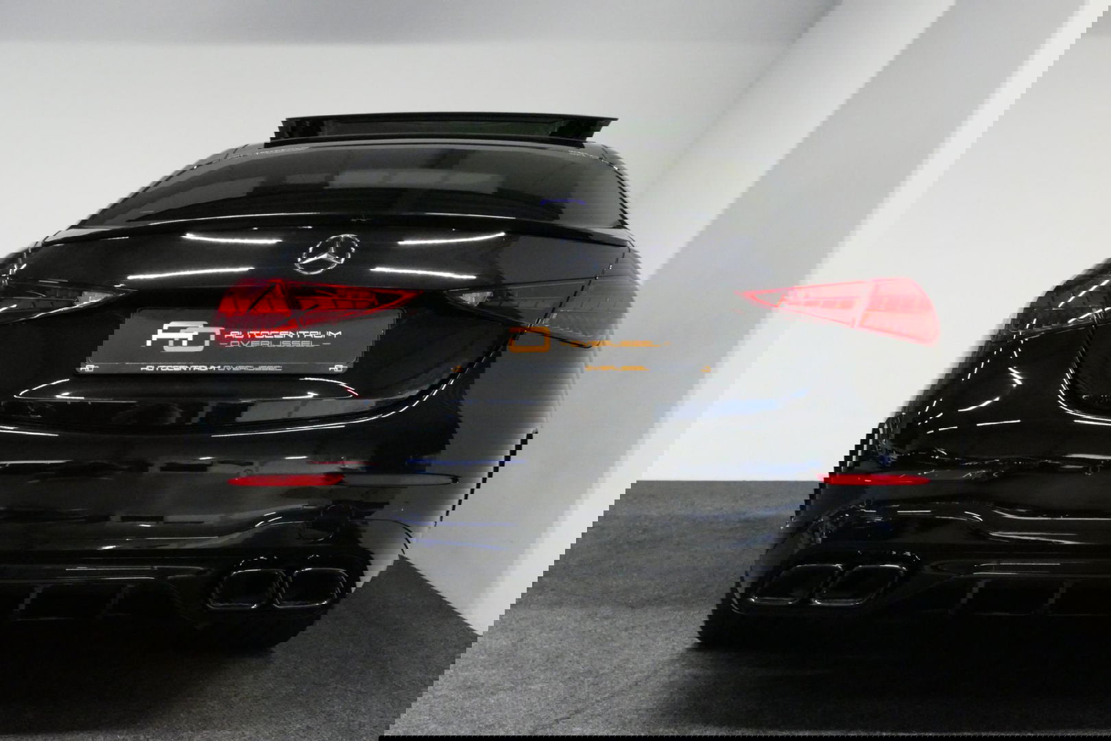 Mercedes-Benz C-Klasse 300 e AMG Line / C63s AMG Diffuser / Panamericana Grill / Panoramadak / Elektr. verstelbare voorstoelen + memory / Head-up Display / Ambienteverlichting Premium / Stoelverwarming / Apple Carplay - Android Auto / Rondomzichtcamera / 20'' LMV / LED High Per