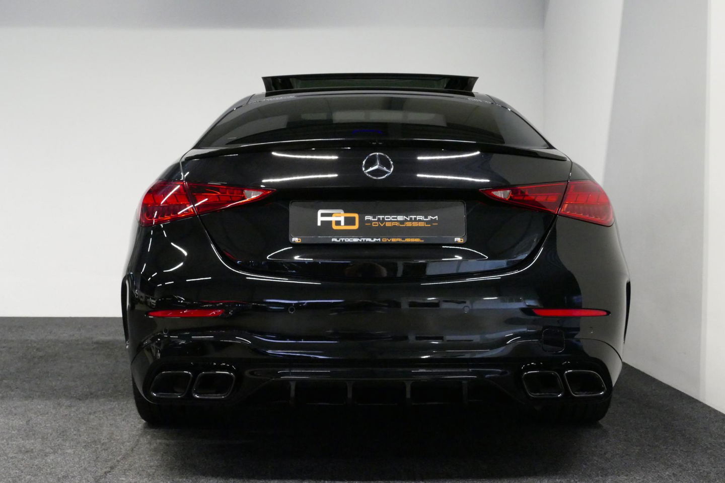 Mercedes-Benz C-Klasse 300 e AMG Line / C63s AMG Diffuser / Panamericana Grill / Panoramadak / Elektr. verstelbare voorstoelen + memory / Head-up Display / Ambienteverlichting Premium / Stoelverwarming / Apple Carplay - Android Auto / Rondomzichtcamera / 20'' LMV / LED High Per