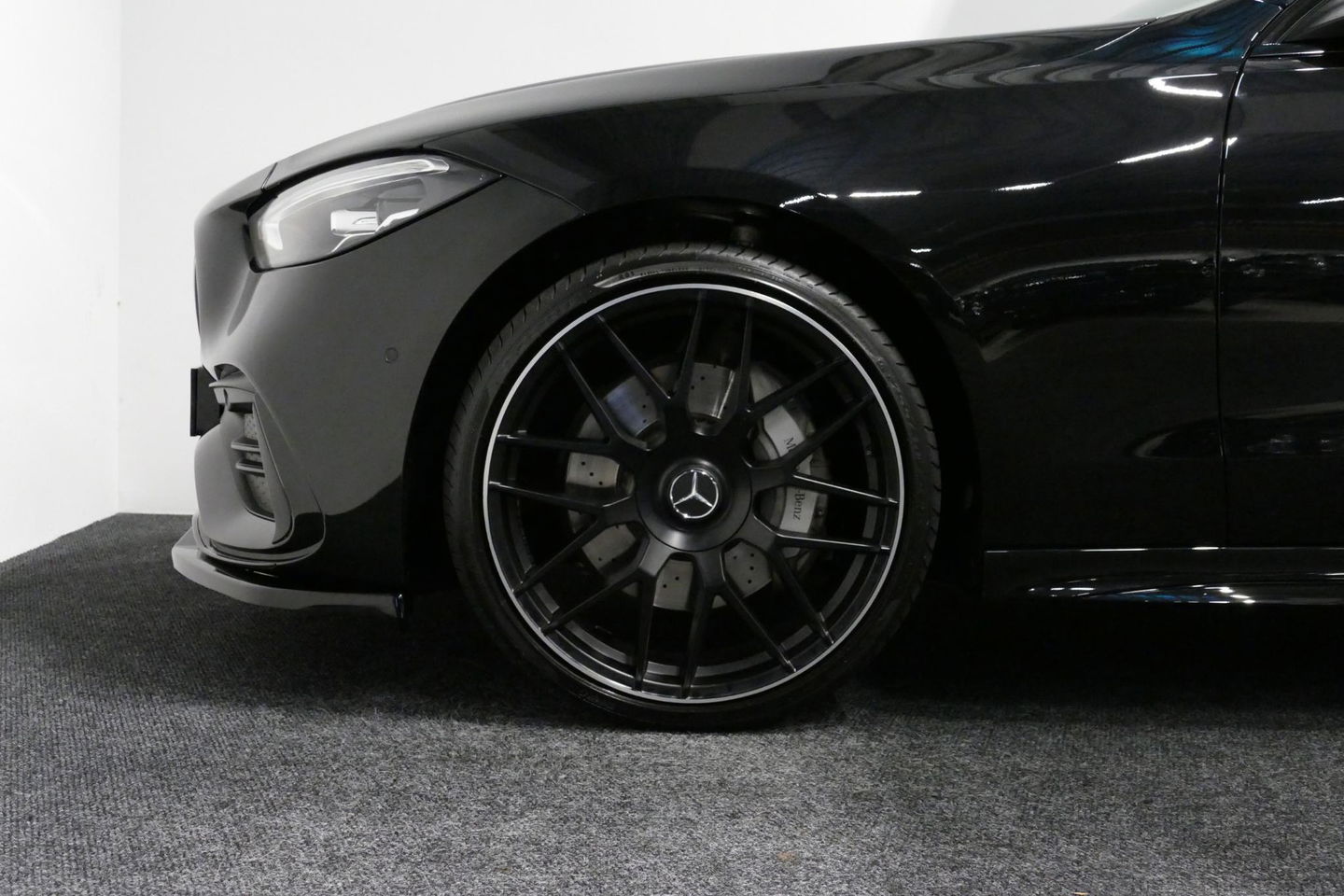 Mercedes-Benz C-Klasse 300 e AMG Line / C63s AMG Diffuser / Panamericana Grill / Panoramadak / Elektr. verstelbare voorstoelen + memory / Head-up Display / Ambienteverlichting Premium / Stoelverwarming / Apple Carplay - Android Auto / Rondomzichtcamera / 20'' LMV / LED High Per