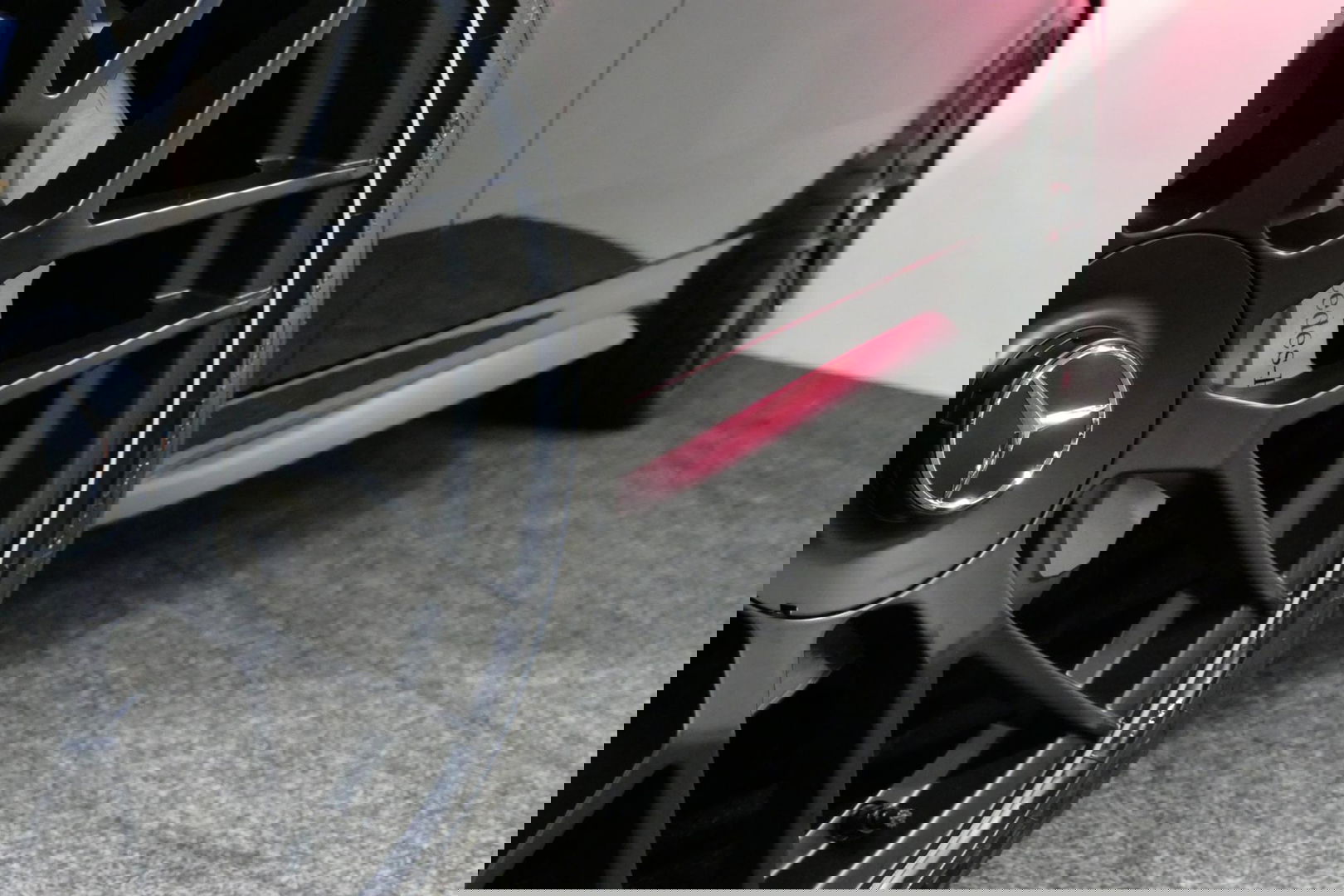 Mercedes-Benz C-Klasse 300 e AMG Line / C63s AMG Diffuser / Panamericana Grill / Panoramadak / Elektr. verstelbare voorstoelen + memory / Head-up Display / Ambienteverlichting Premium / Stoelverwarming / Apple Carplay - Android Auto / Rondomzichtcamera / 20'' LMV / LED High Per