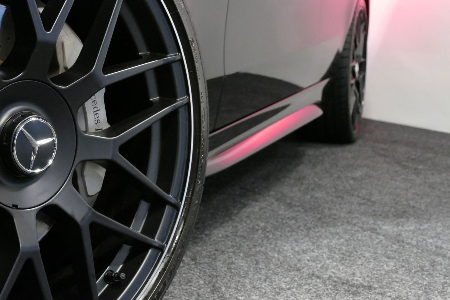 Mercedes-Benz C-Klasse 300 e AMG Line / C63s AMG Diffuser / Panamericana Grill / Panoramadak / Elektr. verstelbare voorstoelen + memory / Head-up Display / Ambienteverlichting Premium / Stoelverwarming / Apple Carplay - Android Auto / Rondomzichtcamera / 20'' LMV / LED High Per