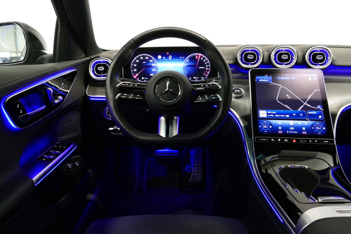 Mercedes-Benz C-Klasse 300 e AMG Line / C63s AMG Diffuser / Panamericana Grill / Panoramadak / Elektr. verstelbare voorstoelen + memory / Head-up Display / Ambienteverlichting Premium / Stoelverwarming / Apple Carplay - Android Auto / Rondomzichtcamera / 20'' LMV / LED High Per