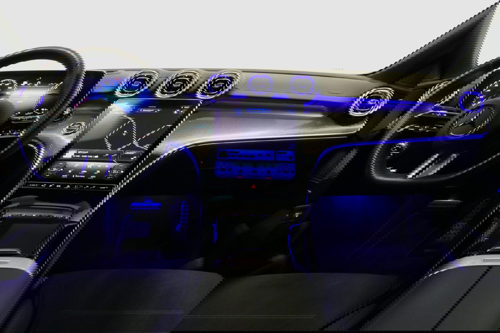 Mercedes-Benz C-Klasse 300 e AMG Line / C63s AMG Diffuser / Panamericana Grill / Panoramadak / Elektr. verstelbare voorstoelen + memory / Head-up Display / Ambienteverlichting Premium / Stoelverwarming / Apple Carplay - Android Auto / Rondomzichtcamera / 20'' LMV / LED High Per