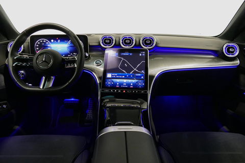 Mercedes-Benz C-Klasse 300 e AMG Line / C63s AMG Diffuser / Panamericana Grill / Panoramadak / Elektr. verstelbare voorstoelen + memory / Head-up Display / Ambienteverlichting Premium / Stoelverwarming / Apple Carplay - Android Auto / Rondomzichtcamera / 20'' LMV / LED High Per