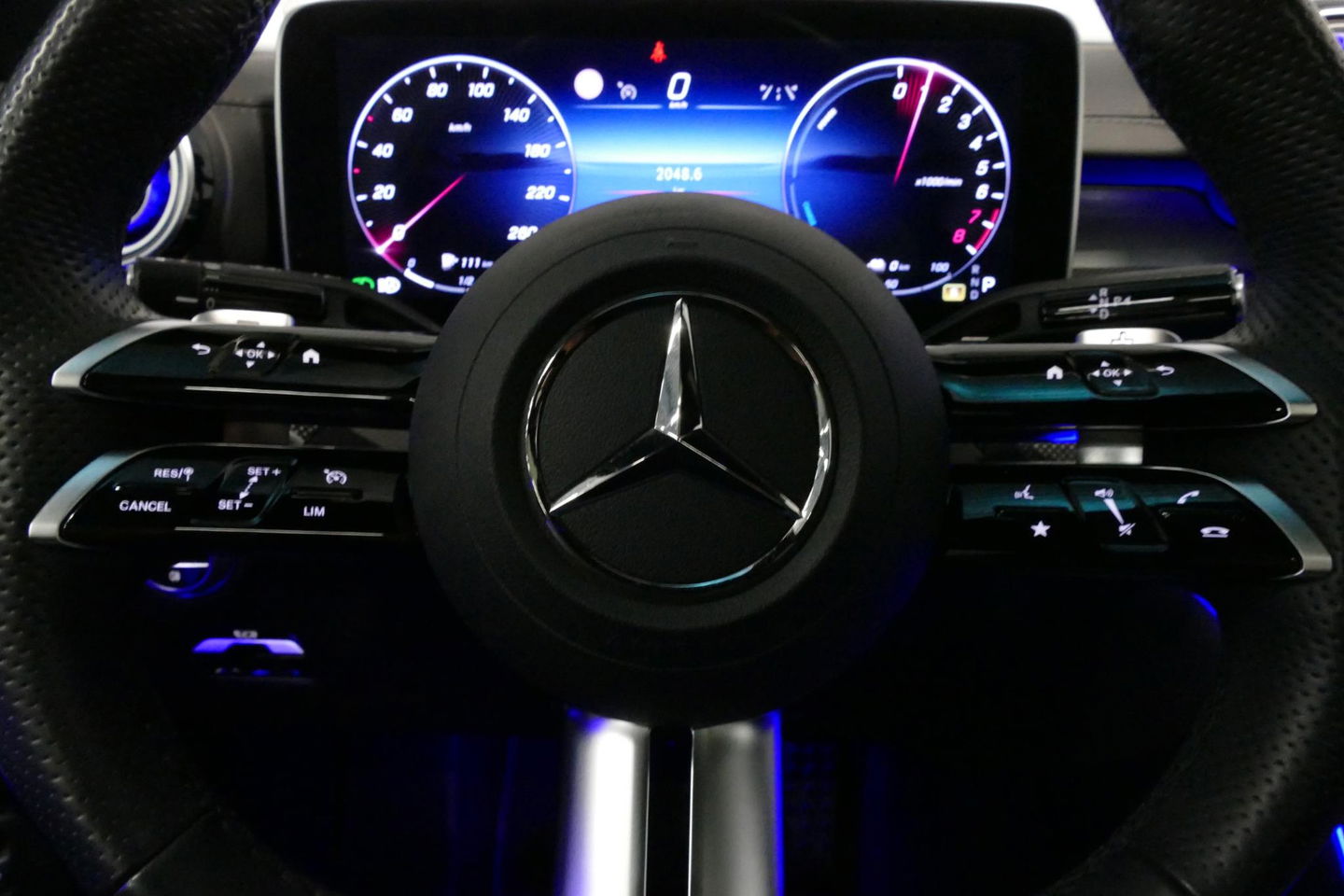 Mercedes-Benz C-Klasse 300 e AMG Line / C63s AMG Diffuser / Panamericana Grill / Panoramadak / Elektr. verstelbare voorstoelen + memory / Head-up Display / Ambienteverlichting Premium / Stoelverwarming / Apple Carplay - Android Auto / Rondomzichtcamera / 20'' LMV / LED High Per