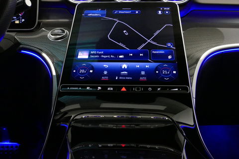 Mercedes-Benz C-Klasse 300 e AMG Line / C63s AMG Diffuser / Panamericana Grill / Panoramadak / Elektr. verstelbare voorstoelen + memory / Head-up Display / Ambienteverlichting Premium / Stoelverwarming / Apple Carplay - Android Auto / Rondomzichtcamera / 20'' LMV / LED High Per