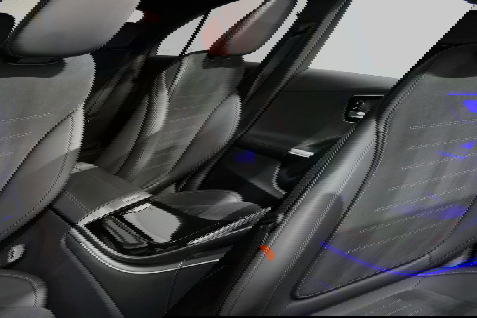 Mercedes-Benz C-Klasse 300 e AMG Line / C63s AMG Diffuser / Panamericana Grill / Panoramadak / Elektr. verstelbare voorstoelen + memory / Head-up Display / Ambienteverlichting Premium / Stoelverwarming / Apple Carplay - Android Auto / Rondomzichtcamera / 20'' LMV / LED High Per