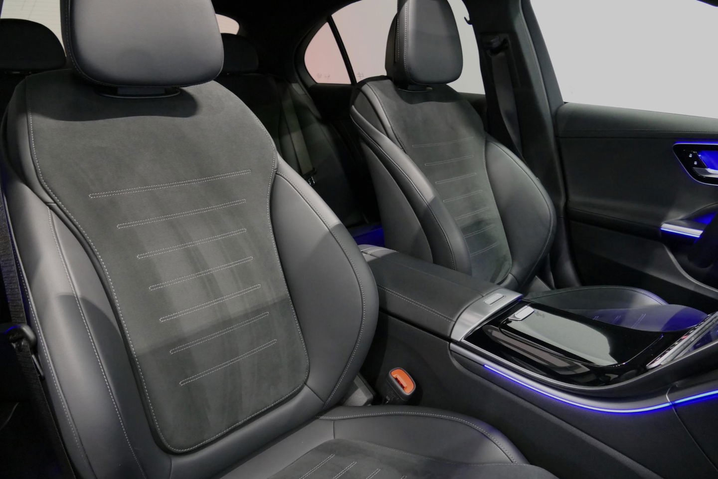 Mercedes-Benz C-Klasse 300 e AMG Line / C63s AMG Diffuser / Panamericana Grill / Panoramadak / Elektr. verstelbare voorstoelen + memory / Head-up Display / Ambienteverlichting Premium / Stoelverwarming / Apple Carplay - Android Auto / Rondomzichtcamera / 20'' LMV / LED High Per