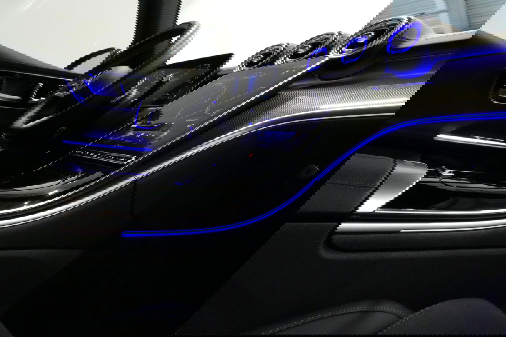 Mercedes-Benz C-Klasse 300 e AMG Line / C63s AMG Diffuser / Panamericana Grill / Panoramadak / Elektr. verstelbare voorstoelen + memory / Head-up Display / Ambienteverlichting Premium / Stoelverwarming / Apple Carplay - Android Auto / Rondomzichtcamera / 20'' LMV / LED High Per