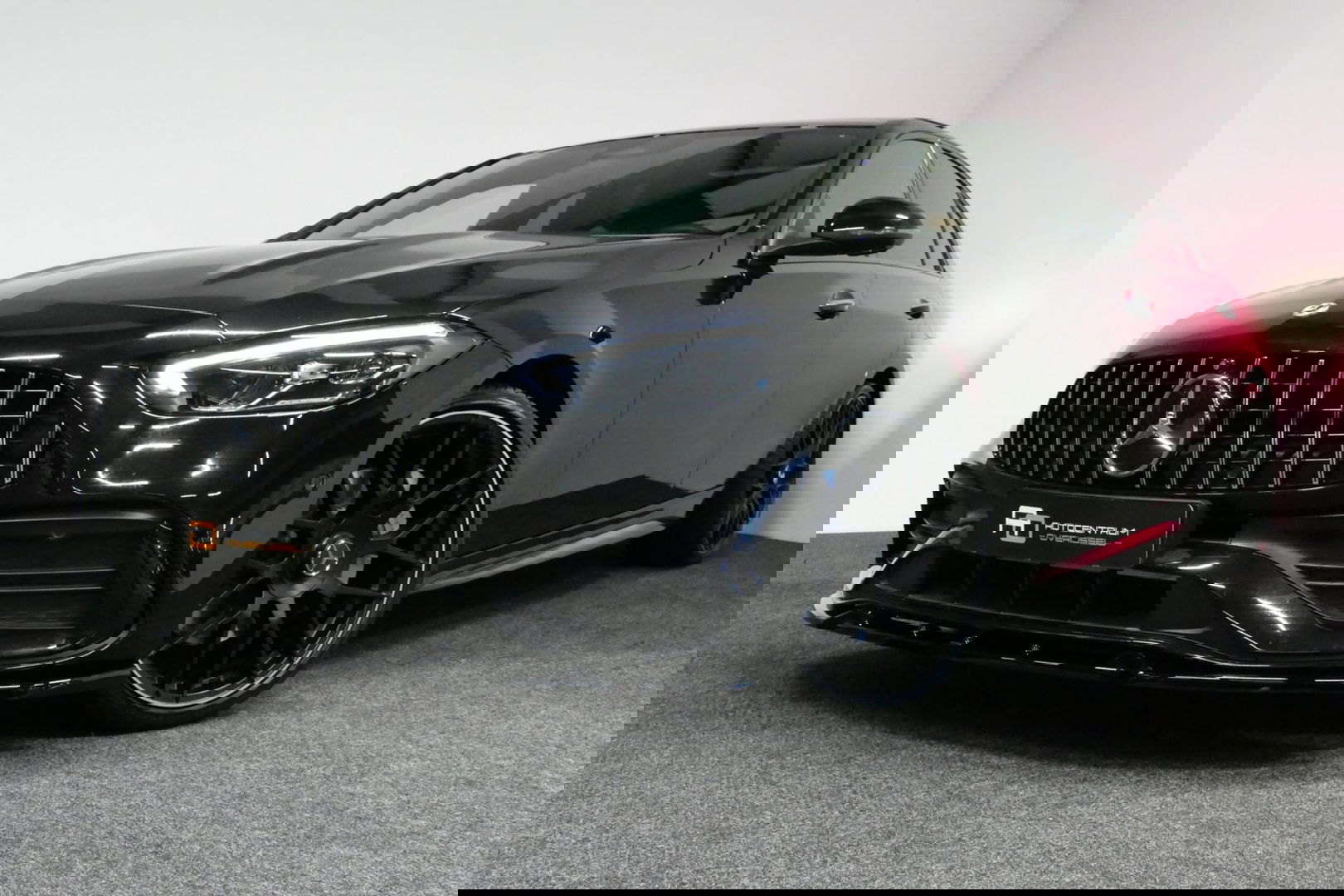 Mercedes-Benz C-Klasse 300 e AMG Line / C63s AMG Diffuser / Panamericana Grill / Panoramadak / Elektr. verstelbare voorstoelen + memory / Head-up Display / Ambienteverlichting Premium / Stoelverwarming / Apple Carplay - Android Auto / Rondomzichtcamera / 20'' LMV / LED High Per