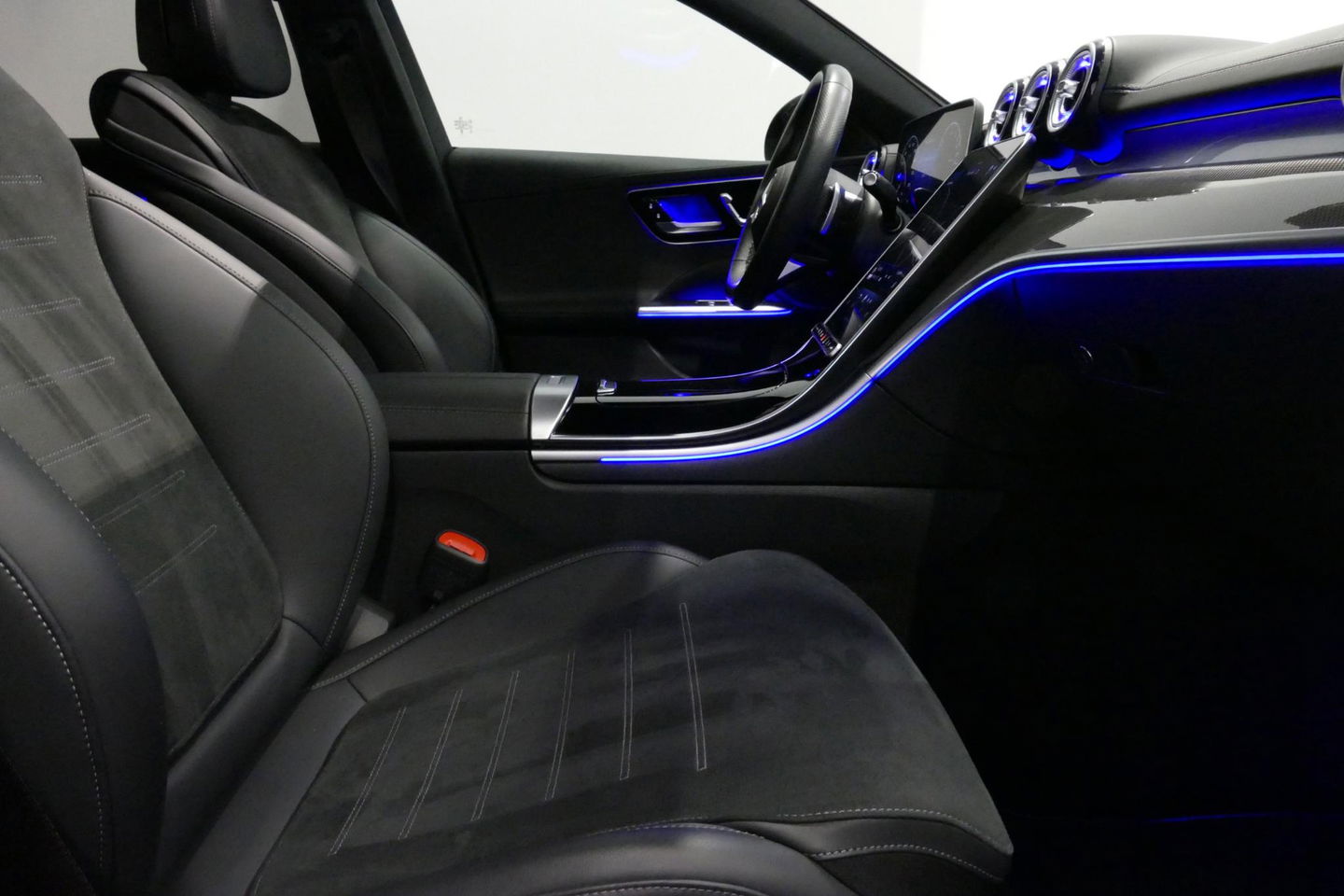 Mercedes-Benz C-Klasse 300 e AMG Line / C63s AMG Diffuser / Panamericana Grill / Panoramadak / Elektr. verstelbare voorstoelen + memory / Head-up Display / Ambienteverlichting Premium / Stoelverwarming / Apple Carplay - Android Auto / Rondomzichtcamera / 20'' LMV / LED High Per