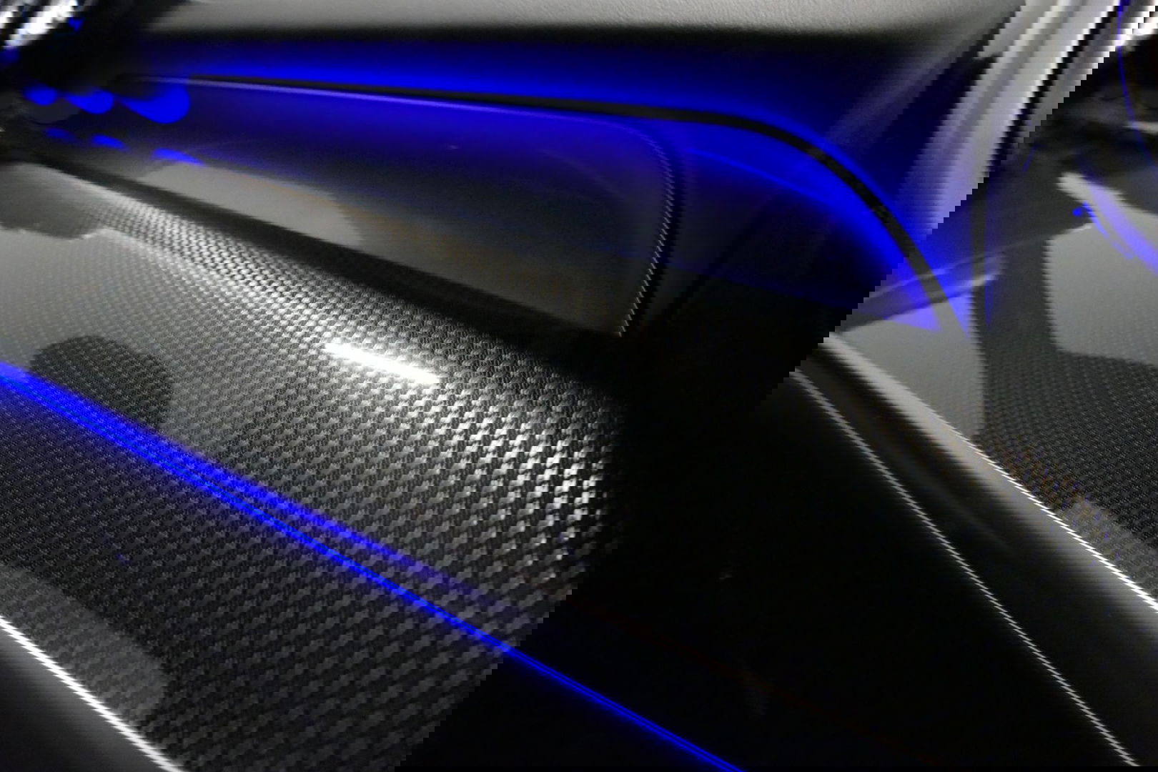 Mercedes-Benz C-Klasse 300 e AMG Line / C63s AMG Diffuser / Panamericana Grill / Panoramadak / Elektr. verstelbare voorstoelen + memory / Head-up Display / Ambienteverlichting Premium / Stoelverwarming / Apple Carplay - Android Auto / Rondomzichtcamera / 20'' LMV / LED High Per