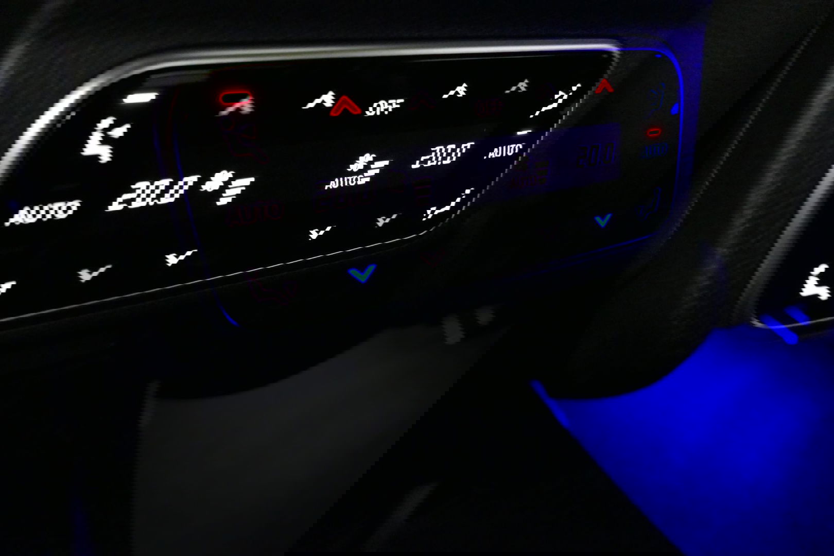 Mercedes-Benz C-Klasse 300 e AMG Line / C63s AMG Diffuser / Panamericana Grill / Panoramadak / Elektr. verstelbare voorstoelen + memory / Head-up Display / Ambienteverlichting Premium / Stoelverwarming / Apple Carplay - Android Auto / Rondomzichtcamera / 20'' LMV / LED High Per