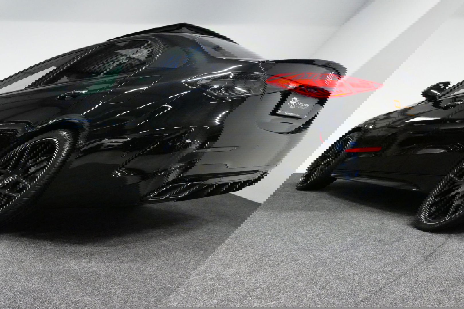 Mercedes-Benz C-Klasse 300 e AMG Line / C63s AMG Diffuser / Panamericana Grill / Panoramadak / Elektr. verstelbare voorstoelen + memory / Head-up Display / Ambienteverlichting Premium / Stoelverwarming / Apple Carplay - Android Auto / Rondomzichtcamera / 20'' LMV / LED High Per