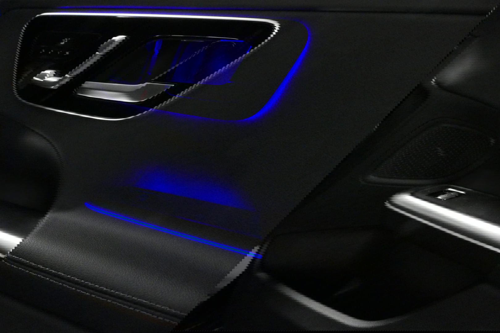 Mercedes-Benz C-Klasse 300 e AMG Line / C63s AMG Diffuser / Panamericana Grill / Panoramadak / Elektr. verstelbare voorstoelen + memory / Head-up Display / Ambienteverlichting Premium / Stoelverwarming / Apple Carplay - Android Auto / Rondomzichtcamera / 20'' LMV / LED High Per